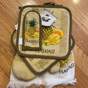 v i n t a g e ::

 kitchen linen set 5 pice set Hawaii pineapple mcm